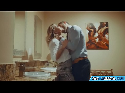 ❤️ Блондинка сени коомдук дааратканада азгырып жатканда Порно боюнча бизде ❤